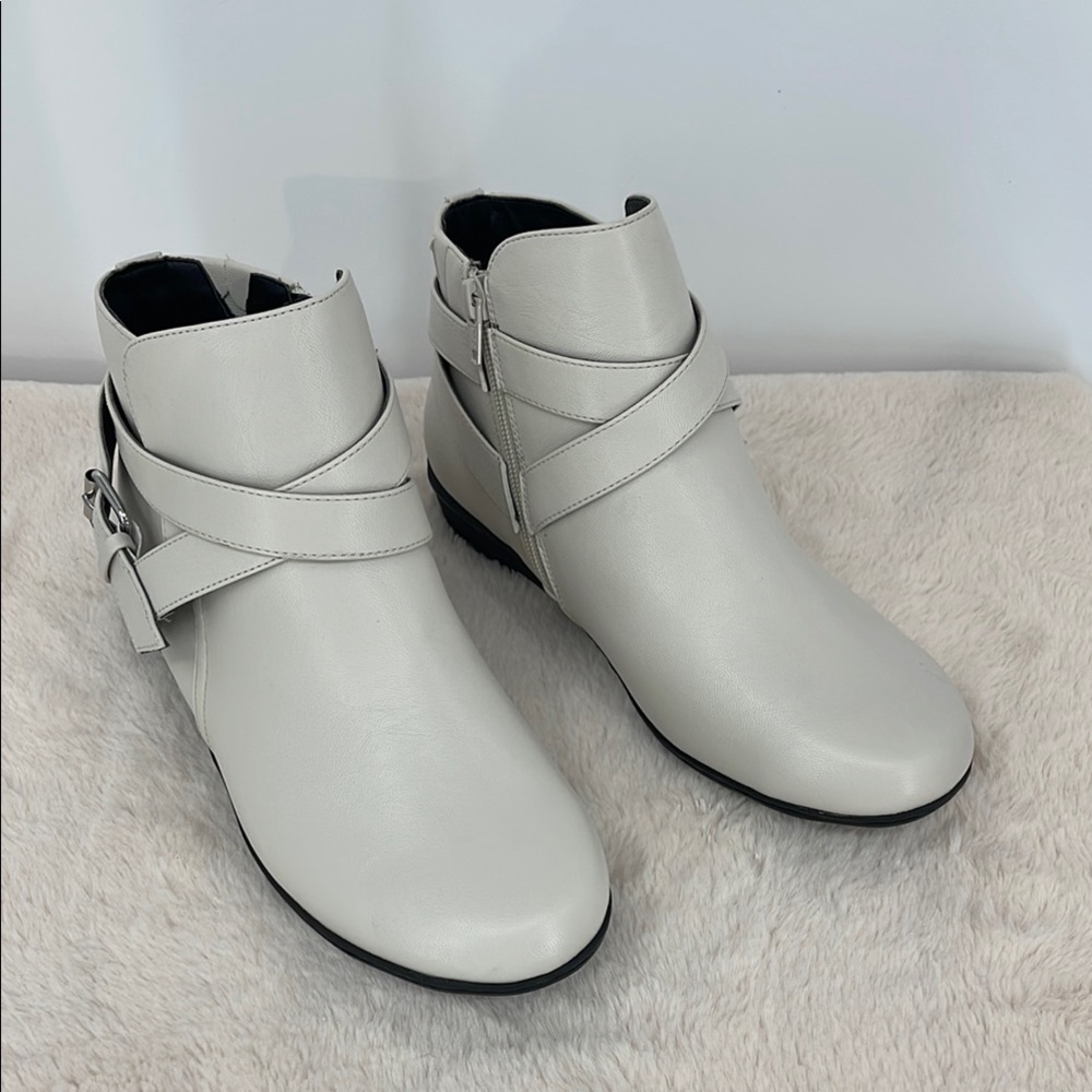 COMFORT VIEW  BRONTË SIZE 8.5 WW Women's Off White Ankle Boots